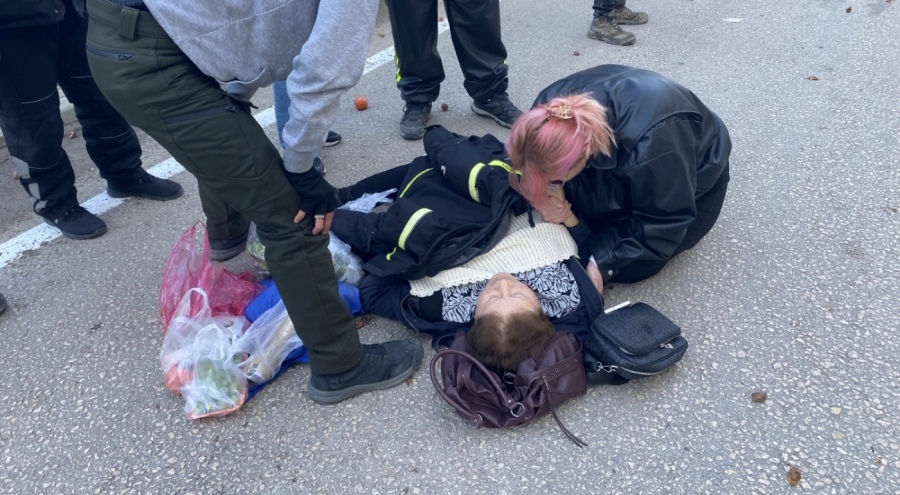 Bursa'da motosikletin çarptığı kadın yaralandı