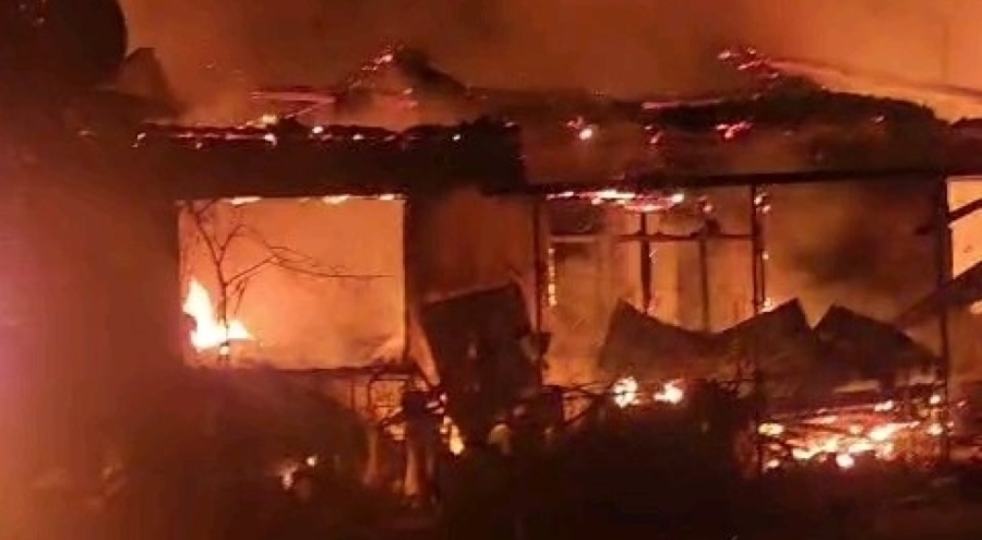 Edirne'de yangın faciası: Alevler 3 evi küle çevirdi