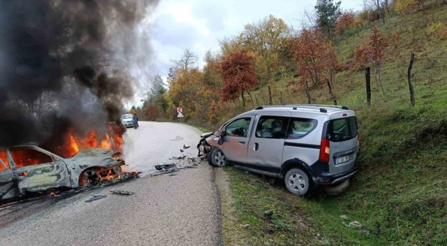 Kastamonu'da 2 araç çarpıştı: 2 yaralı
