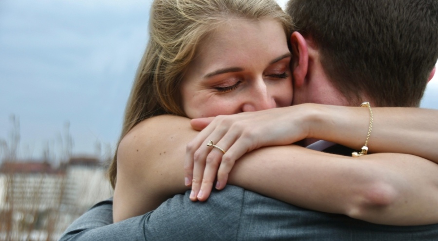 Sıcak bir sarılma neden bu kadar iyi hissettiriyor?