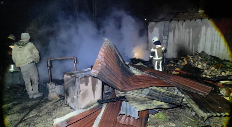 Bursa'da korkutan yangın! İki katlı ev alevlere teslim oldu...