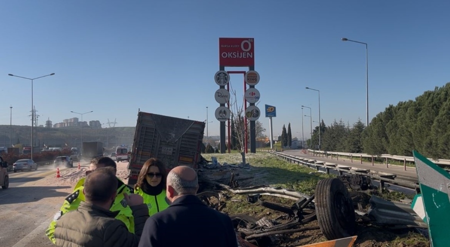 Bursa'da bariyerlere saplanıp demir yığınına dönen kamyon kabininde can pazarı