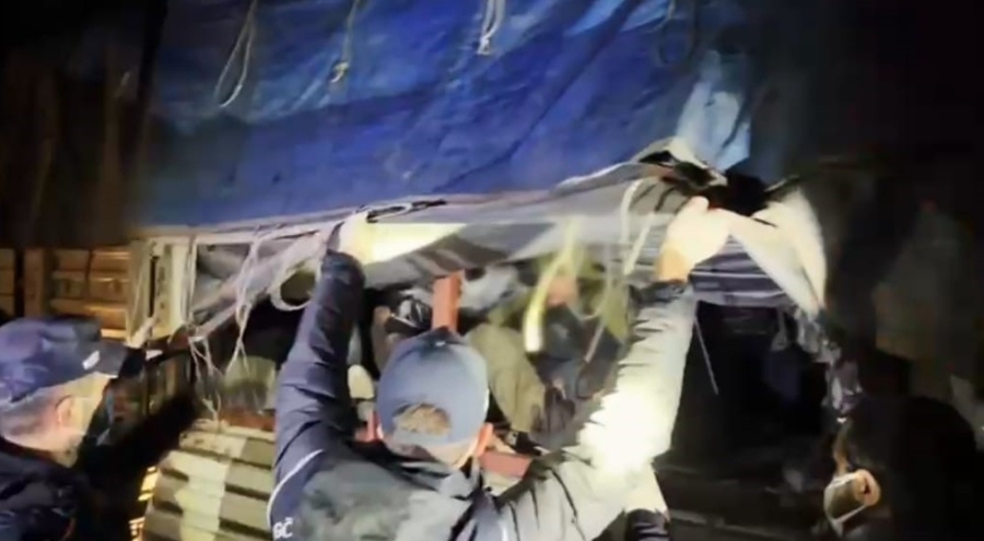 Bitlis'te tır dorsesinde 31 göçmen yakalandı