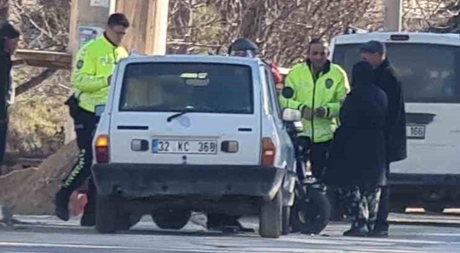 Elektrikli bisikletle otomobil çarpıştı, 2 kişi yaralandı