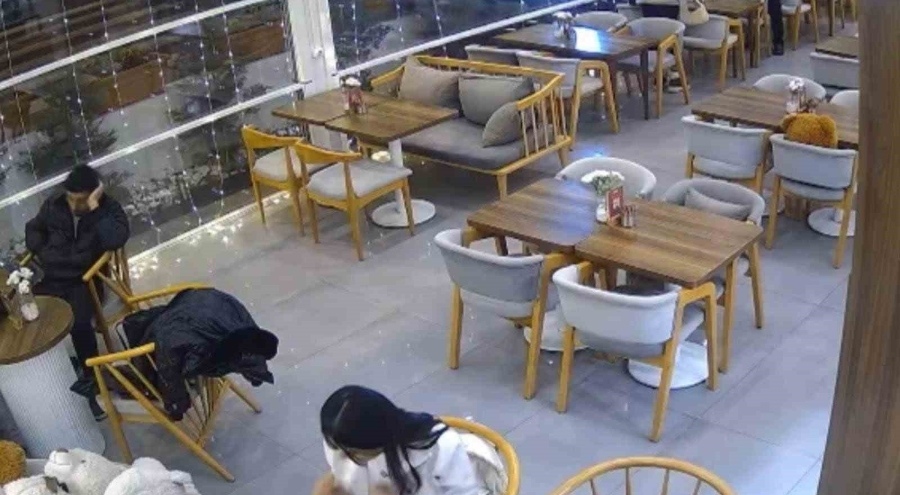 Kontrolden çıkan araç kafeteryaya daldı