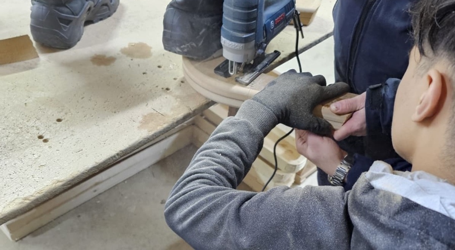 Bursa'da elini tahtaya çakan işçiyi itfaiye ekipleri kurtardı