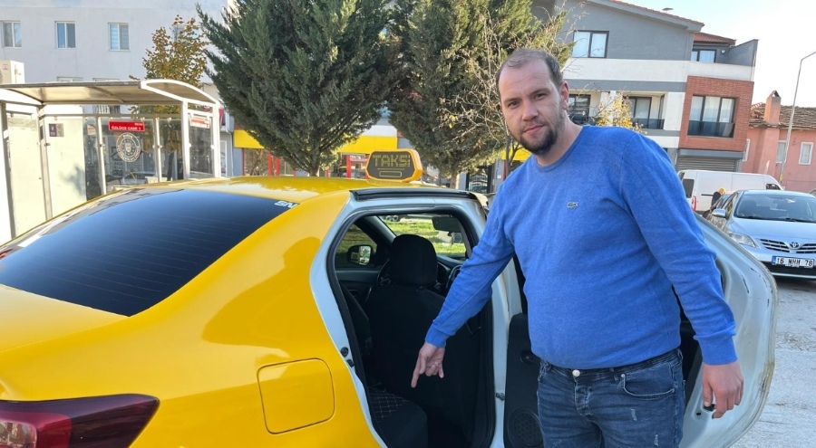 Bursa'da örnek davranış: Takside unutulan 5 bin 500 euroyu yaşlı çifte teslim etti