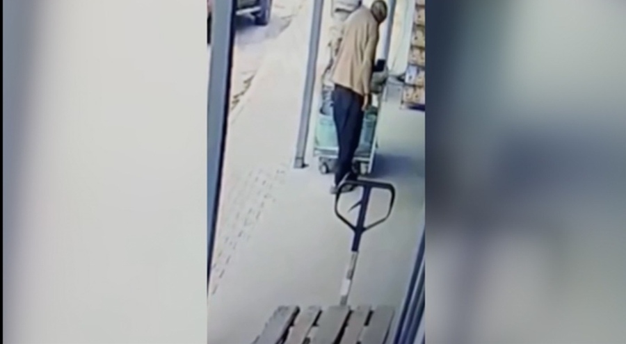 Mersin'de duyarlılık örneği: Çiftçi çamurlu ayakkabısını çıkarıp markete girdi