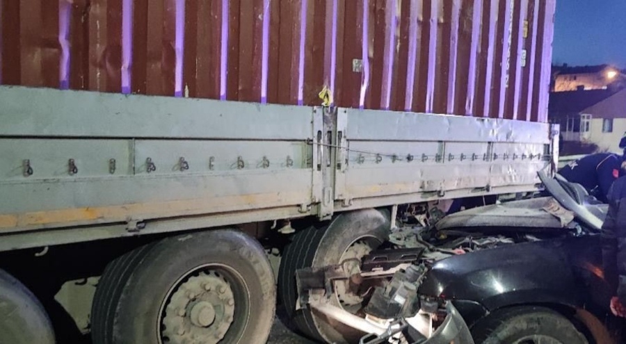 Otomobil, park halindeki tıra arkadan çarptı: 1 ölü, 1 yaralı