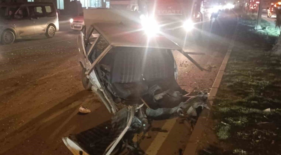 Tırla çarpışan araç ikiye bölündü