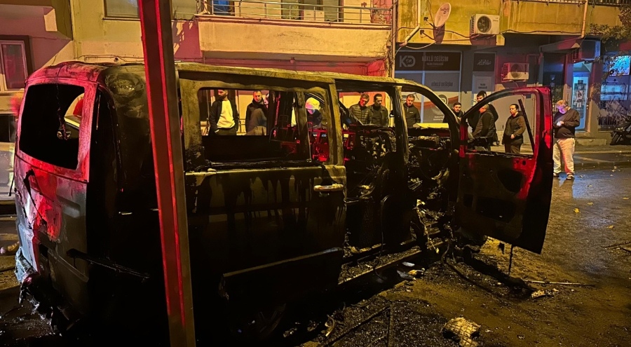 Yalova'da minibüs alevlere teslim oldu