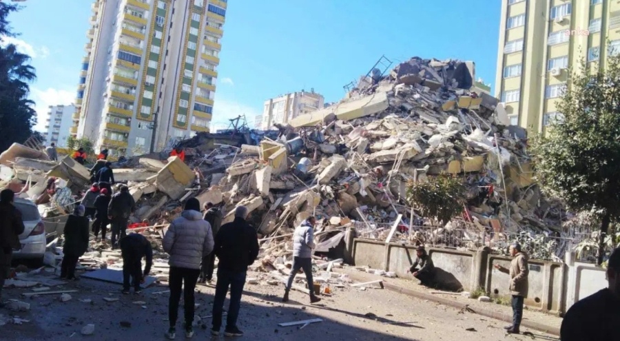 6 Şubat depremlerinde yıkılan Beluk Apartmanı davası bilirkişi raporu gelmediği için ertelendi