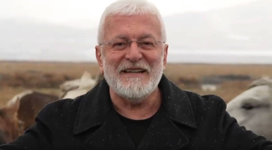 Sanatçı Onur Akın'a klip çekimleri sırasında at çarptı!