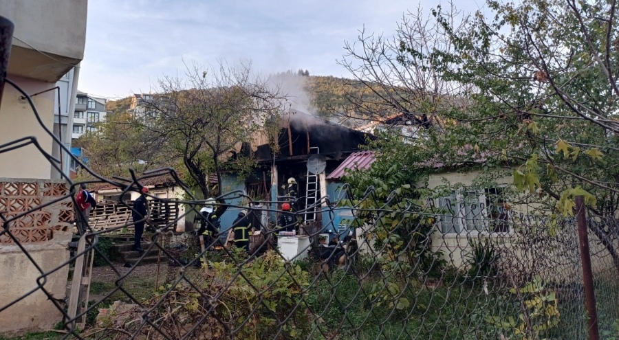 Çakmak gazı faciası: Yaşlı kadın hem kendini hem evini yaktı