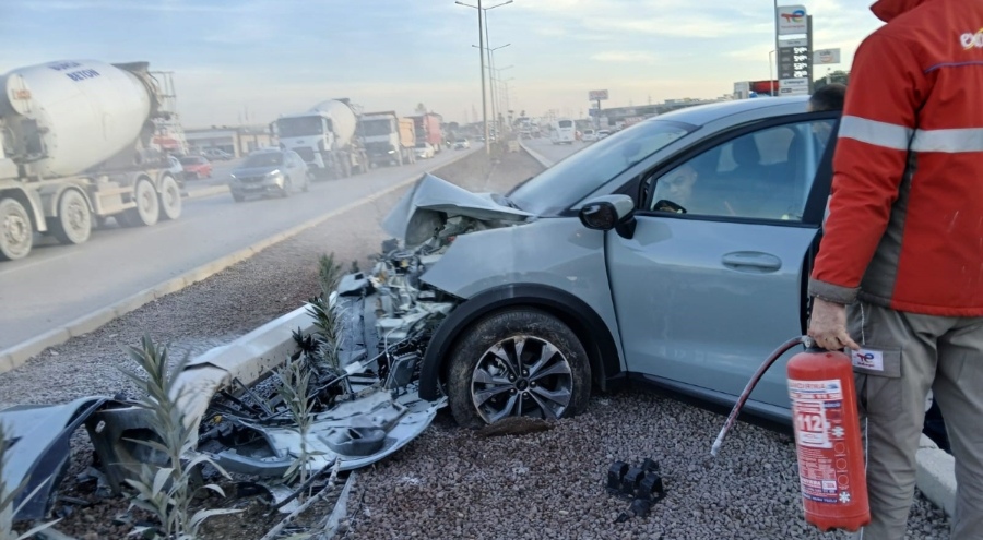 Balıkesir'de hurdaya dönen araçtan yaralı kurtuldu