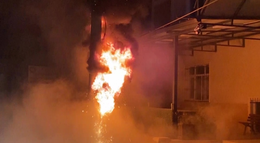 Cemevinde korkutan yangın: Elektrik panosu patladı