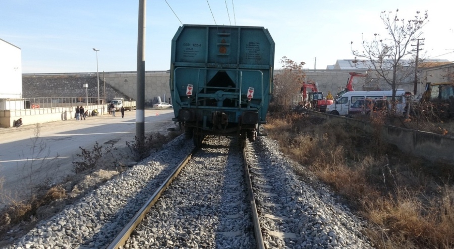 Yük treninin çarptığı genç hayatını kaybetti