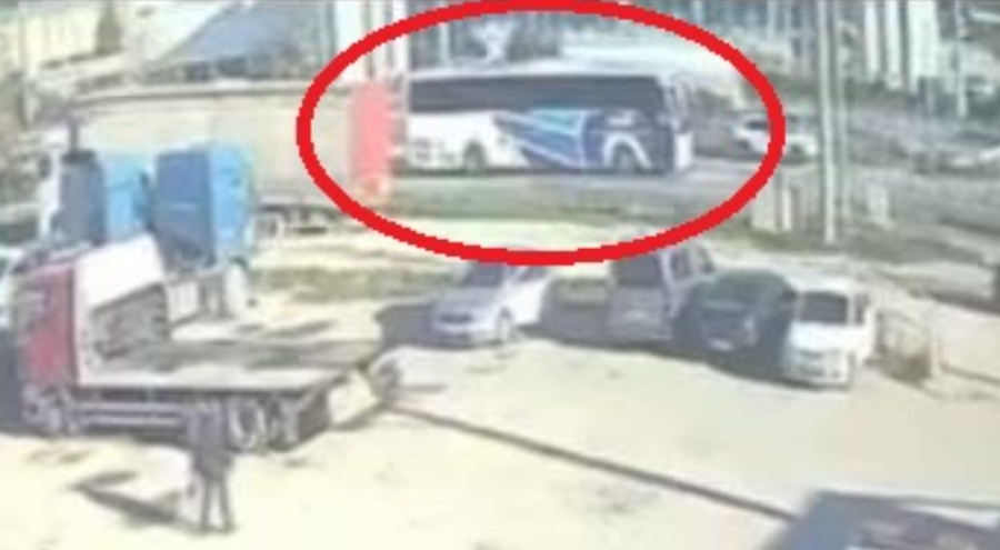 Bursa'da yolcu otobüsü otomobili metrelerce savurdu