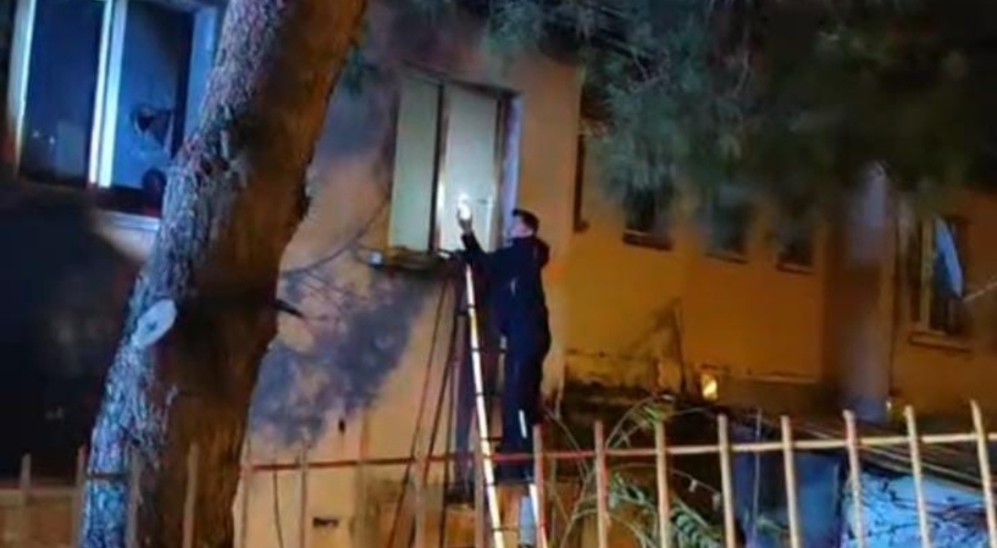 Bursa'da yangın paniği! Yoğun duman arasında cam kırılarak kurtarıldı