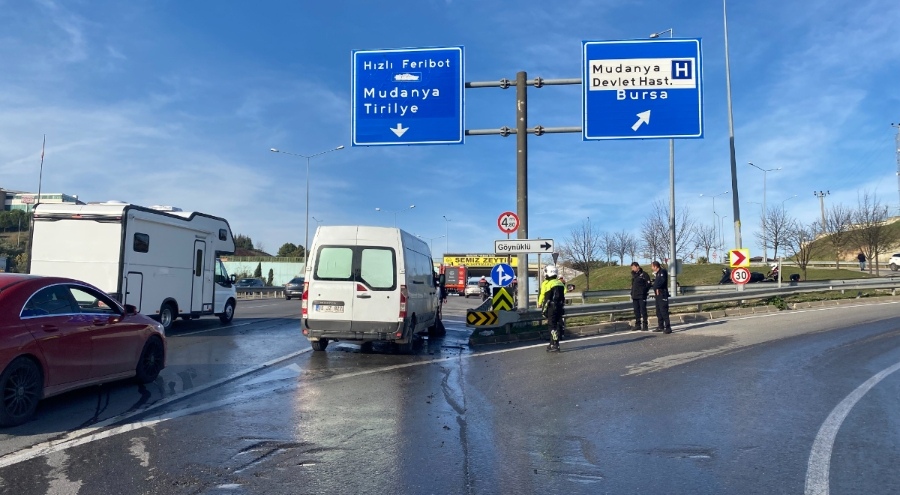 Bursa'da seyir halindeki minibüs alev aldı! BUSKİ ekipleri yangının büyümesini önledi