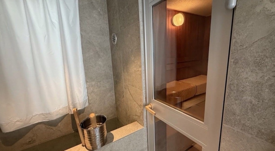 Saunada mahsur kalıp can verdiler!