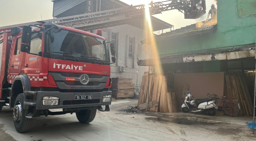 İnegöl'de mobilya imalathanesinde yangın