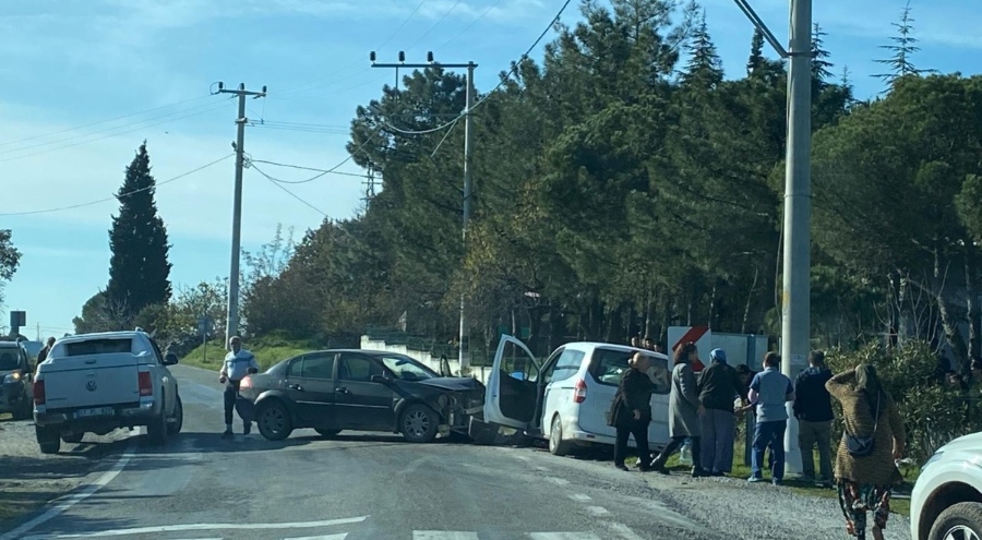 Çanakkale'de iki araç çarpıştı