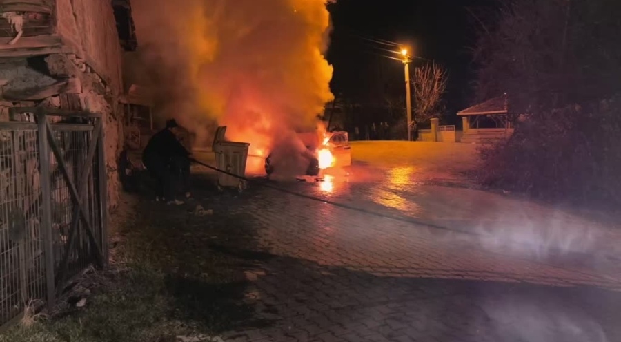 Çorum'da yanan otomobil kullanılamaz hale geldi