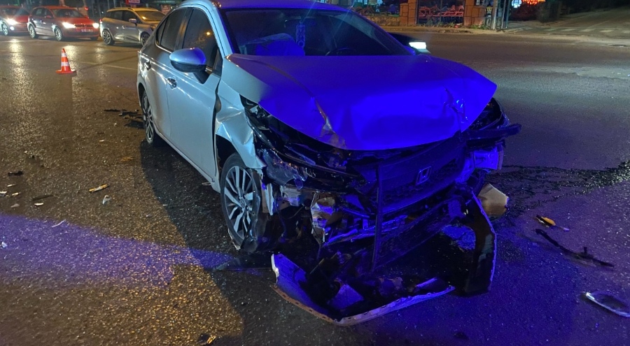 Bursa'da kavşakta feci kaza: 1 kişi ağır yaralandı