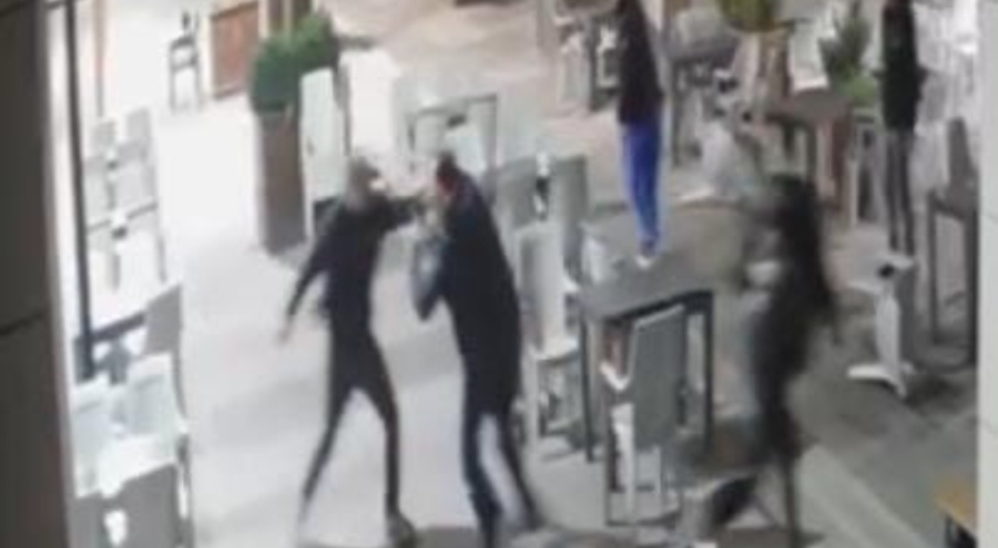 Bursa'da pala dehşeti! Baba-oğul sokakta 3 genci yaraladı