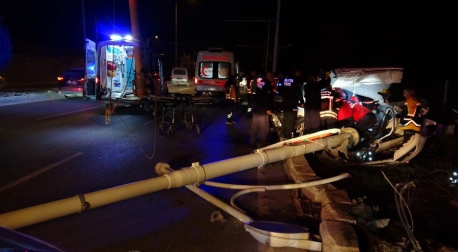 Kontrolden çıkan araç trambüs direğini devirdi