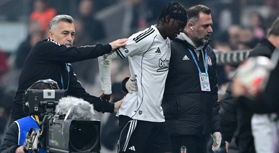 Beşiktaş'ta Tammy Abraham başına aldığı darbeden sonra oyuna devam edemedi