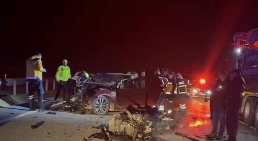 Katliam gibi kaza! Otomobiller çarpıştı: 5 kişi hayatını kaybetti