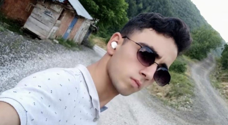 19 yaşındaki genç, kestiği ağacın altında kalıp öldü