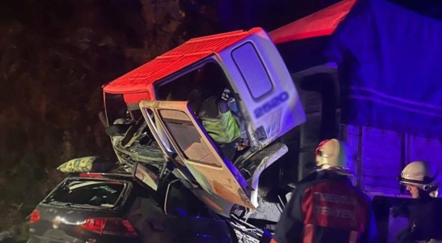 Otomobil, tır ile çarpıştı: 3 kişi yaşamını yitirdi