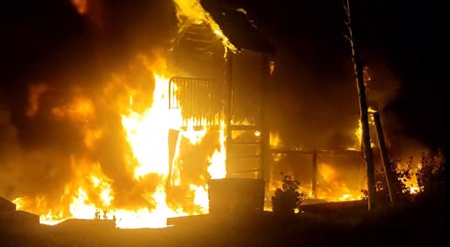 İstanbul Beylikdüzü'nde çocuk parkı alev alev yandı