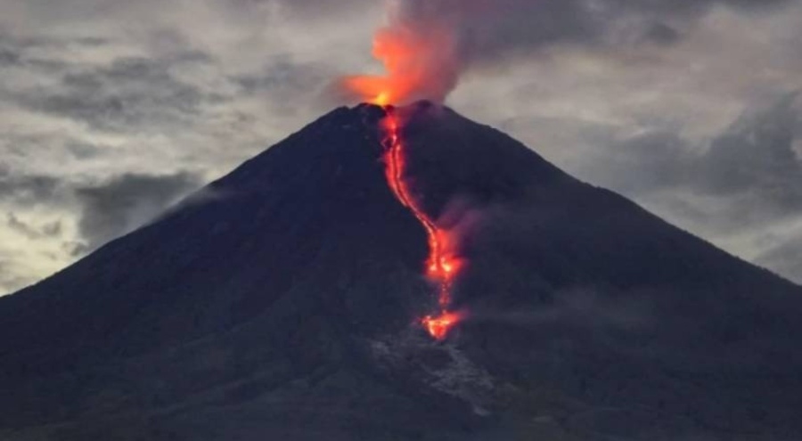 Endonezya'daki Semeru Yanardağı 6 kez patladı