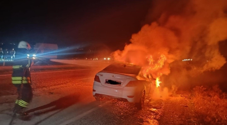 Seyir halindeki otomobil alev topuna döndü