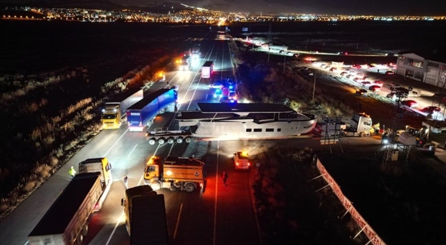 Erzurum'da yat taşıyan tır yolu kapattı: Karayolunda yatı görenler şaşkına döndü