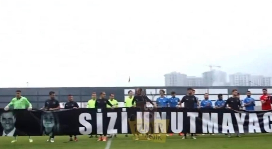 Manisaspor, sahaya Ferdi Zeyrek ve Gülşah Durbay pankartıyla çıktı