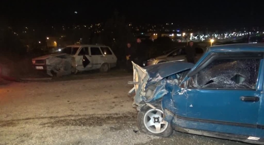 Amasya'da iki otomobilin çarpıştı: 6 kişi yaralandı