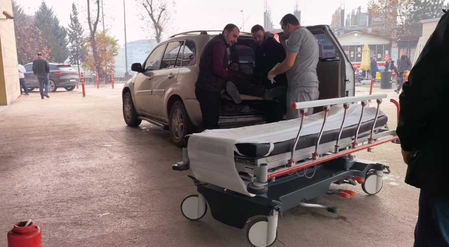 Bursa'da fabrika işçisi devrilen suntaların altında kalarak yaralandı