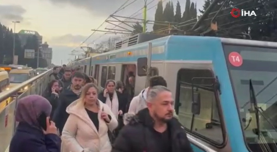 İstanbul'da tramvay raydan çıktı, yolcular tahliye edildi