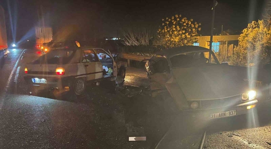 İki otomobil çarpıştı: 1 ölü, 2 yaralı