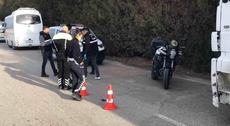 Park halindeki aracının yanında bekleyen kişiye işçi servisi çarptı