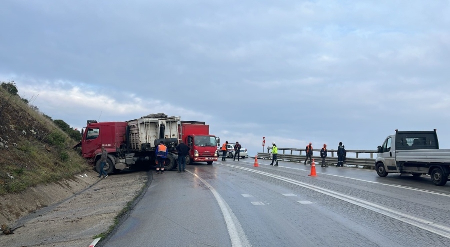 Bursa'da kamyonlar kafa kafaya çarpıştı