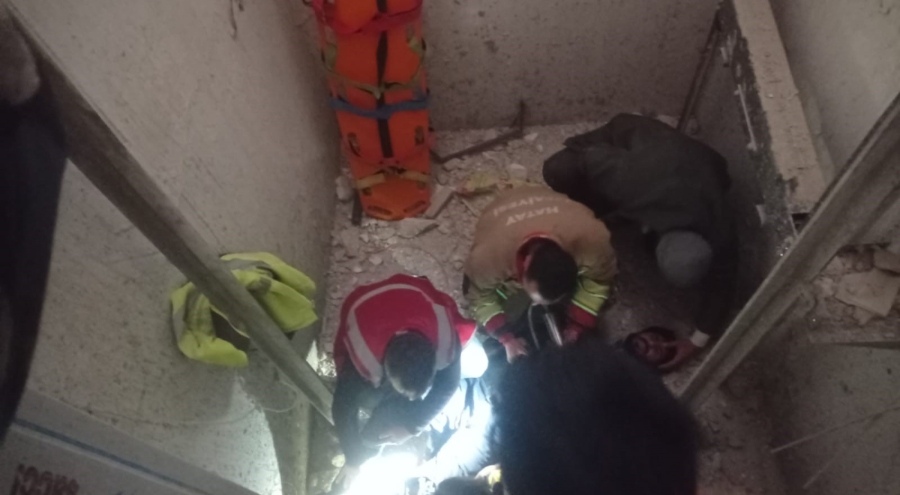 Asansör boşluğuna düşen işçi yaralandı