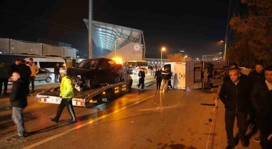 Niğde'de işçi servisi ile otomobil çarpıştı: Çok sayıda yaralı