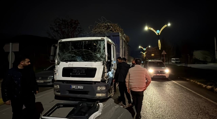 Kocaeli'de iki kamyon çarpı: 1 yaralı