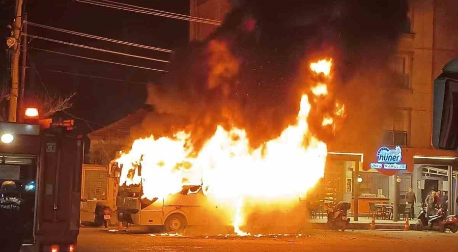 Manisa'da servis otobüsü alevlere teslim oldu